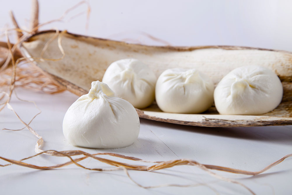 Burrata Pugliese Tipica Della Tradizione Gastronomica A Taranto In Puglia Burrata Pugliese Tipica Della Tradizione Gastronomica A Taranto In Puglia